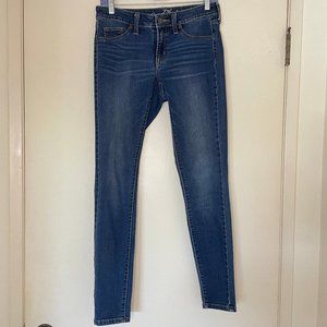 SALE: Universal Thread Stretch denim ankle jeans. SIze 2/26R. Tight but comfy.